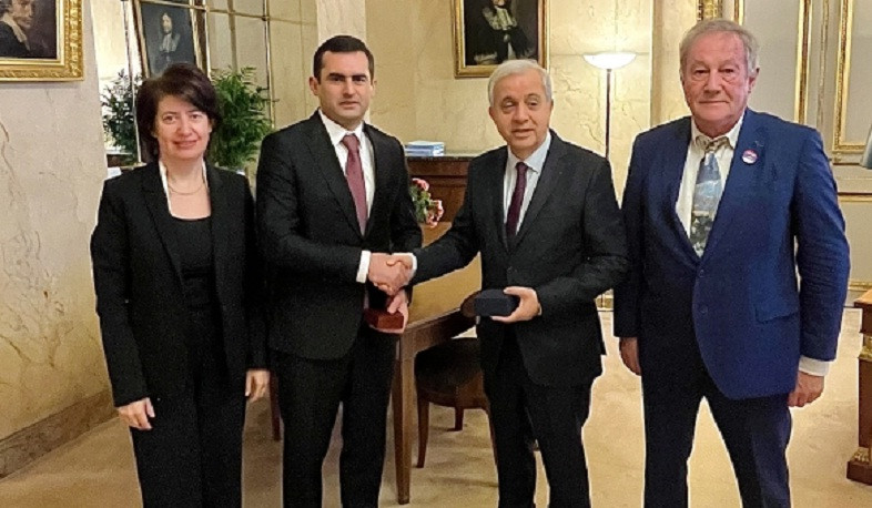 Hakob Arshakyan meets with Vice President of French Senate in Paris