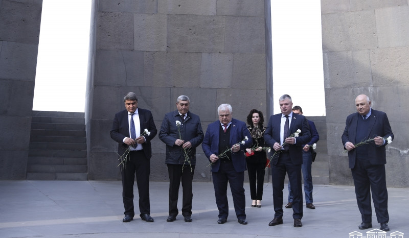 Rusiya Dövlət Dumasının deputatları Tsitsernakaberd memorial kompleksini ziyarət ediblər