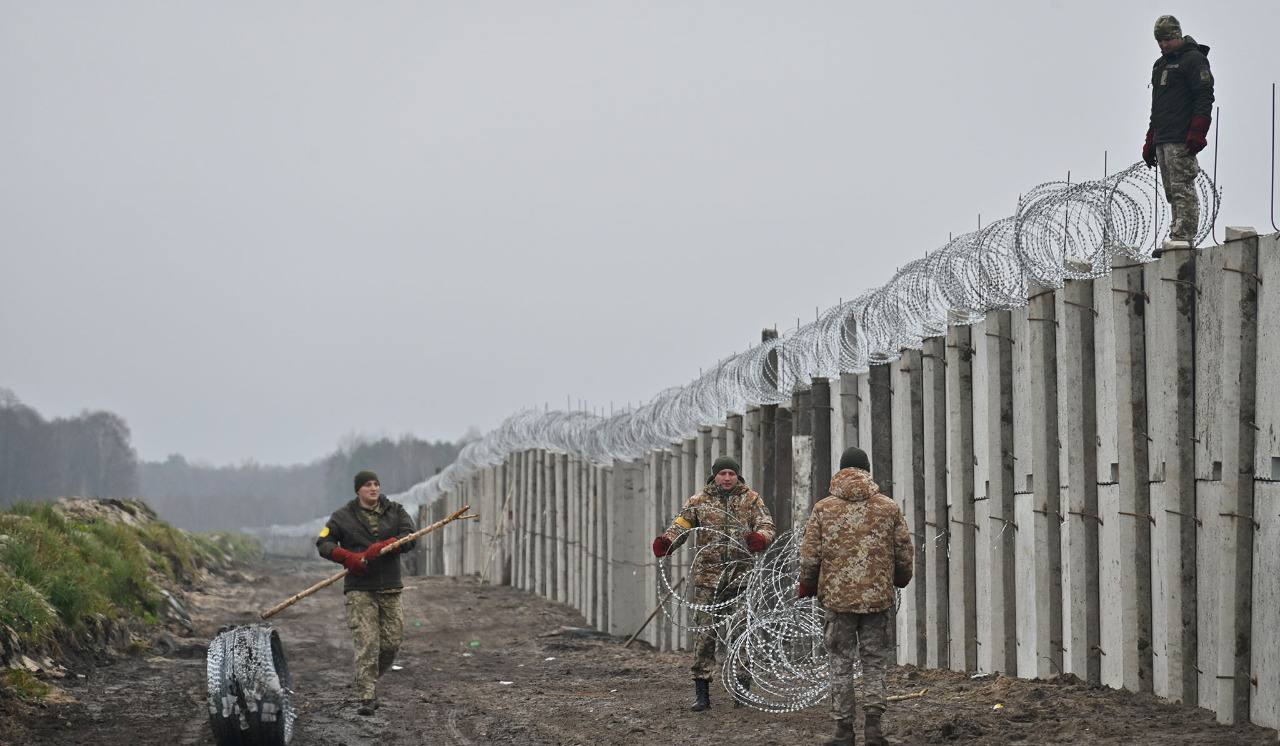 Ukraine builds wall on border with Belarus