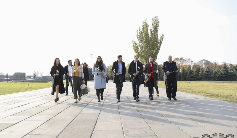Группа молодых делегатов  ПА ОБСЕ посетили мемориальный комплекс Цицернакаберд
