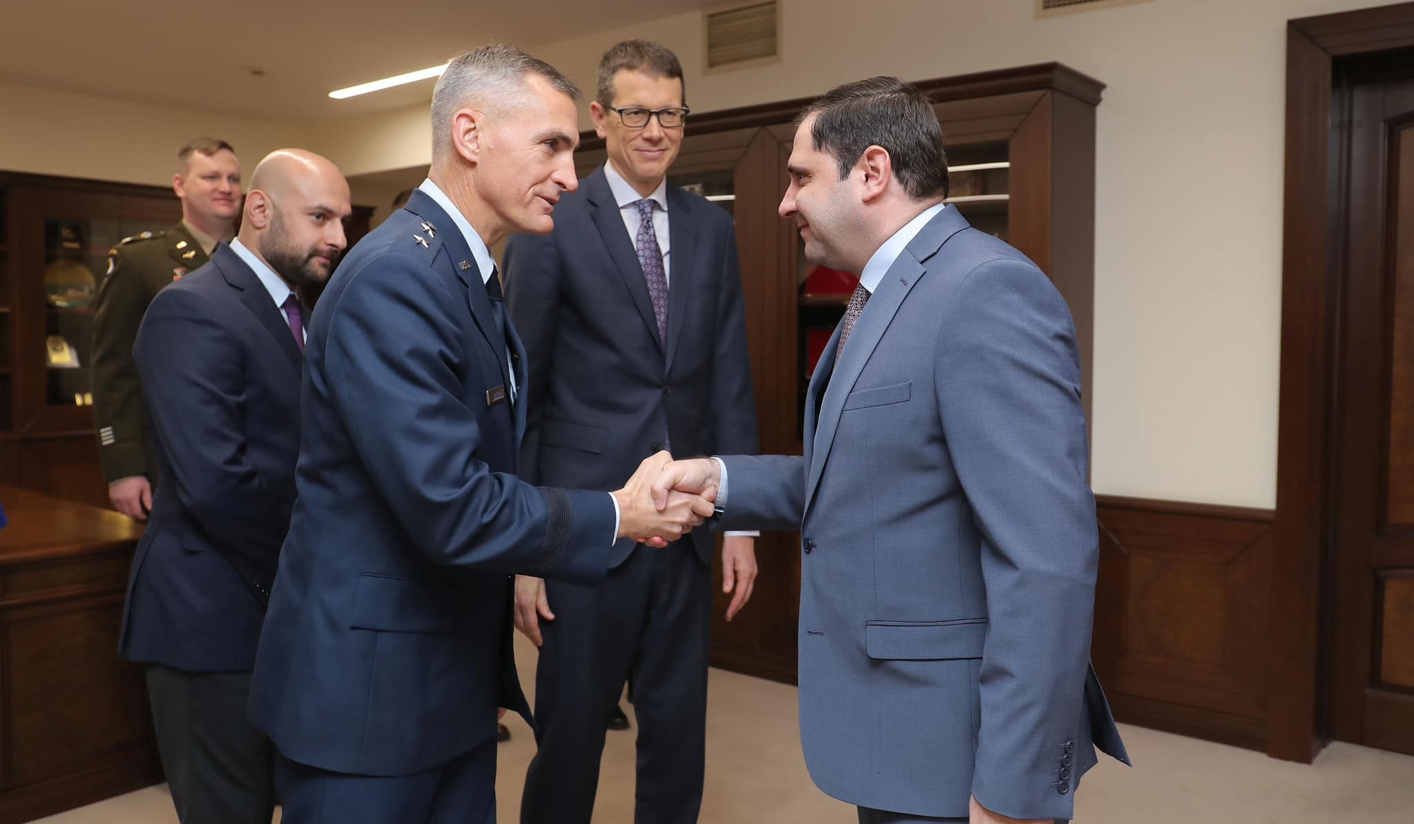Suren Papikyan general-mayor Daniel Lasika ilə görüşüb