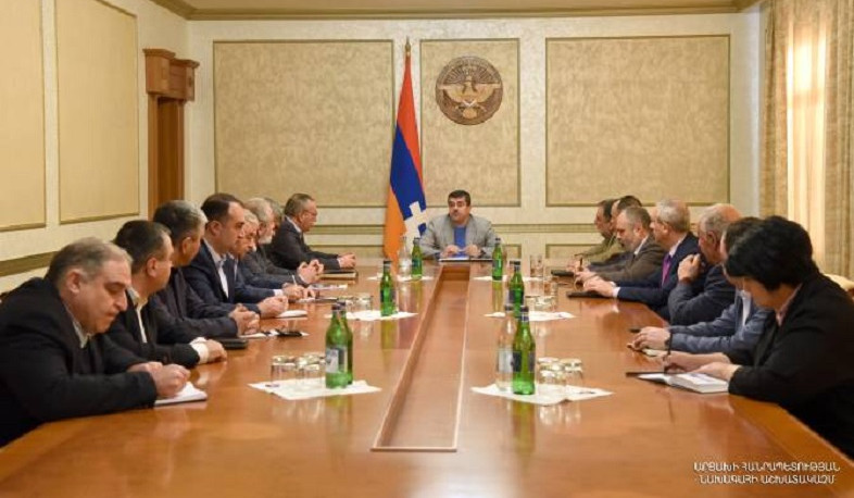 Президент Республики Арцах Араик Арутюнян созвал расширенное рабочее совещание