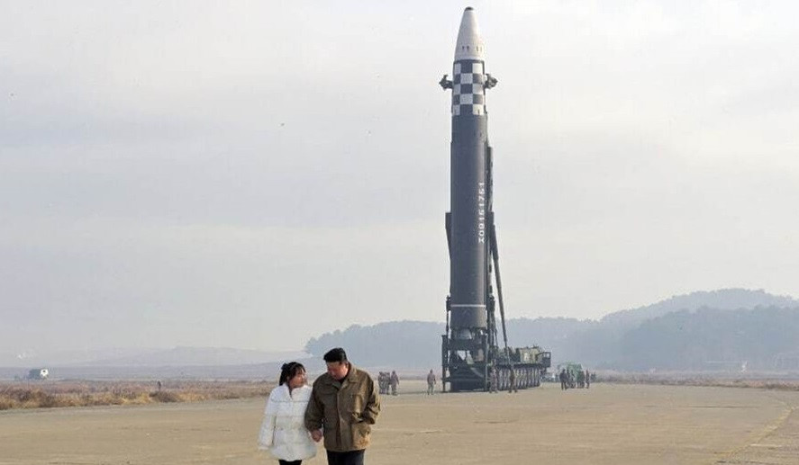 Ким Чен Ын во время запуска ракеты впервые показал свою дочь