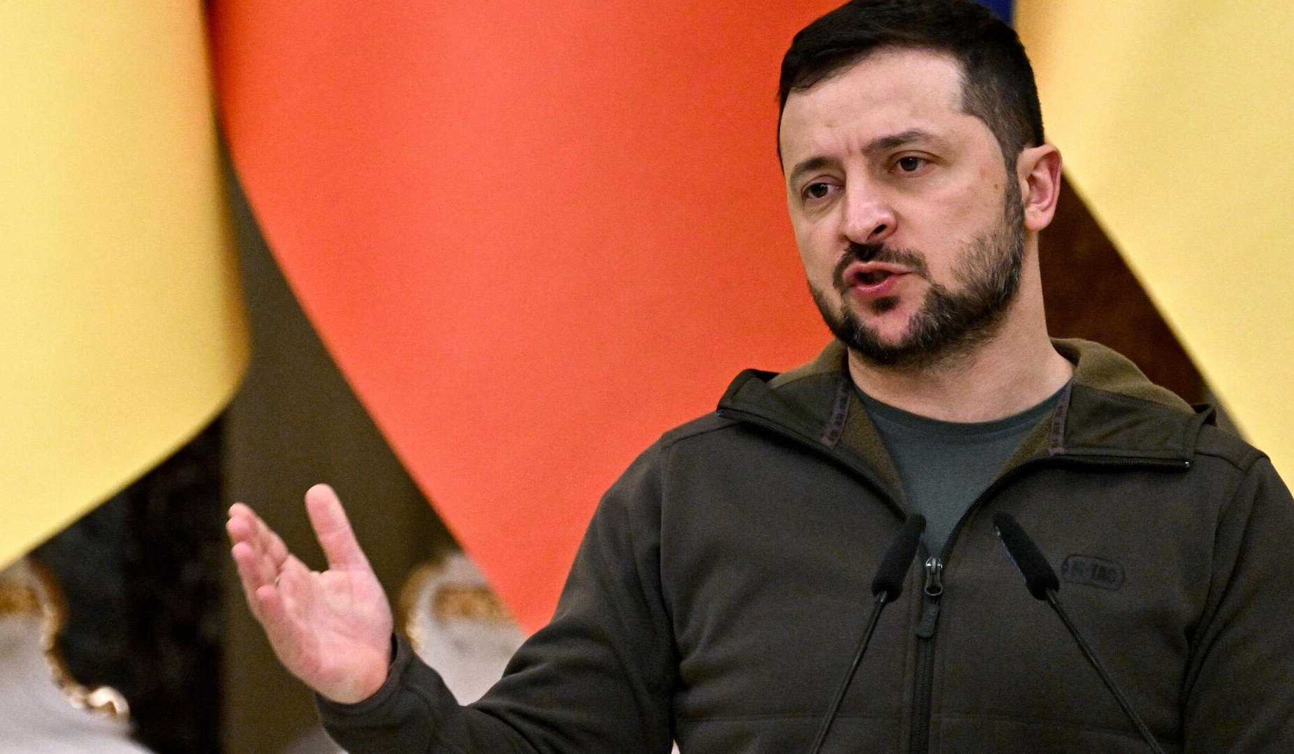 Продолжаются сверхтяжелые бои на Донбассе, отбито около 100 атак: Зеленский