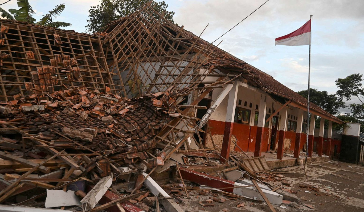 Indonesia quake kills over 268, search for survivors continues