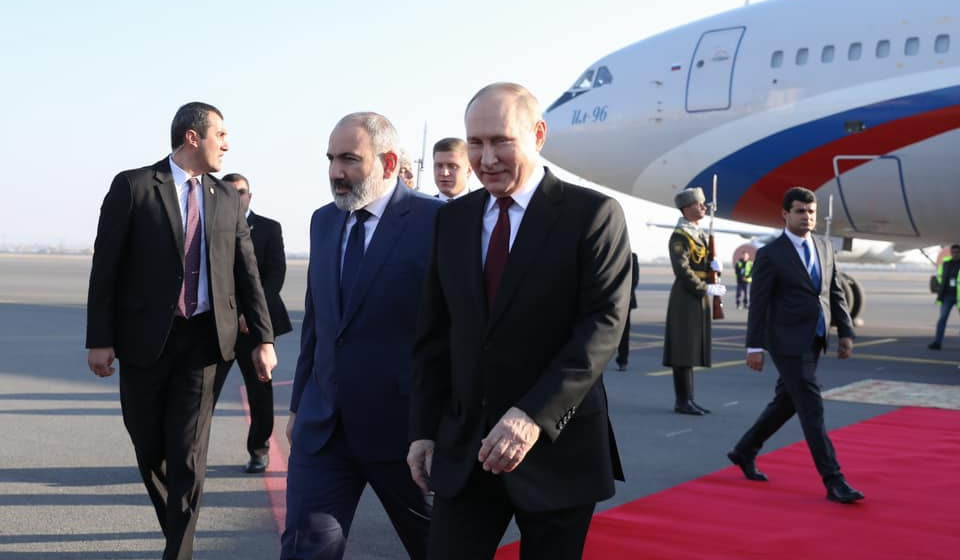 Ermənistanın baş naziri “Zvartnots” hava limanında RF prezidentini qarşılayıb: fotolar