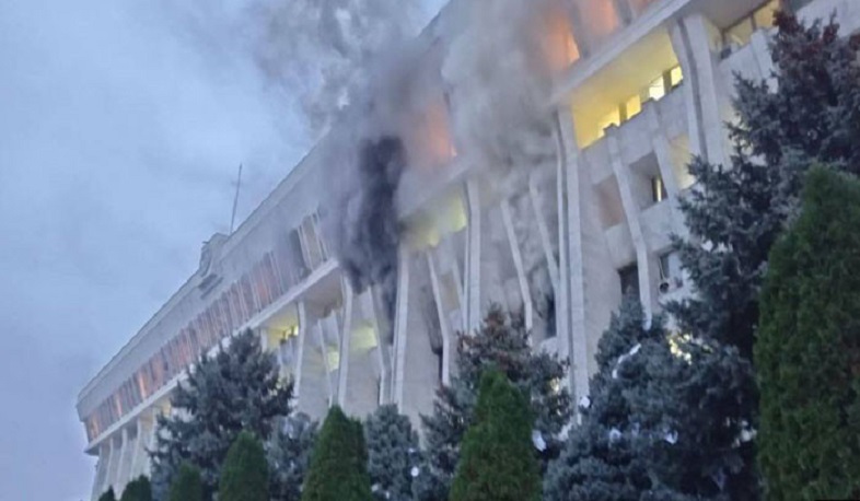 Пожар вспыхнул в здании парламента Кыргызстана: в настоящее время пожар потушен