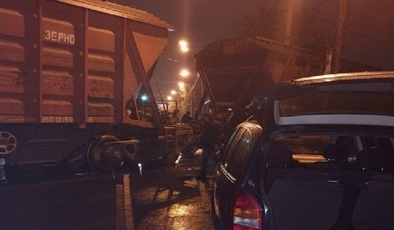 Բեռնատար գնացքը բախվել է մարդատար ավտոմեքենաներին․ տուժածներ չկան