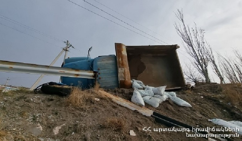 Քանաքեռավան գյուղում բեռնատար է շրջվել. կա տուժած
