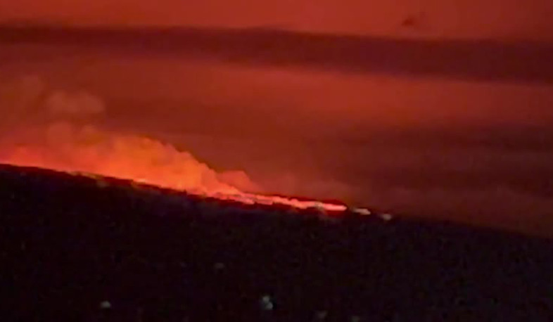 Lava lights up night sky as Hawaii's Mauna Loa erupts