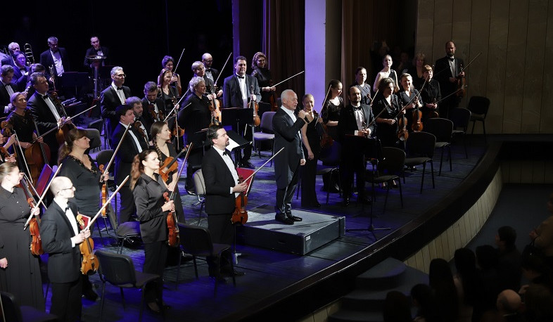 Նազելի Բաղդասարյանը Գյումրու դրամատիկական թատրոնում ներկա է եղել Վլադիմիր Սպիվակովի ղեկավարած նվագախմբի համերգին