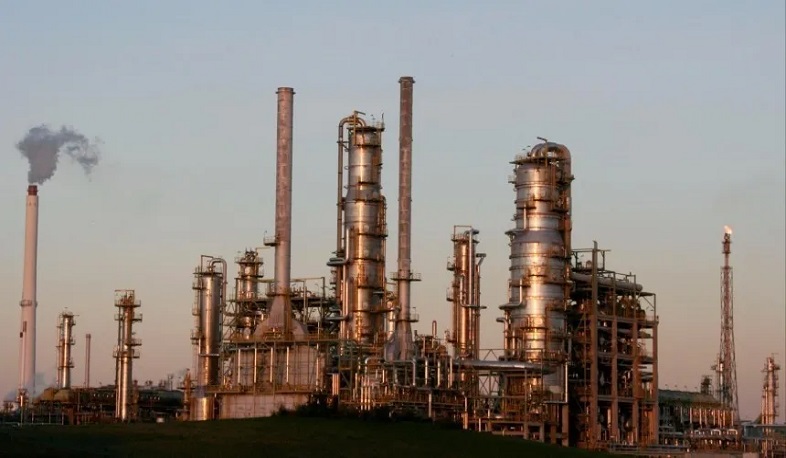 Евросоюз не смог договориться о потолке цен на российскую нефть из-за позиции Польши и стран Балтии: Bloomberg