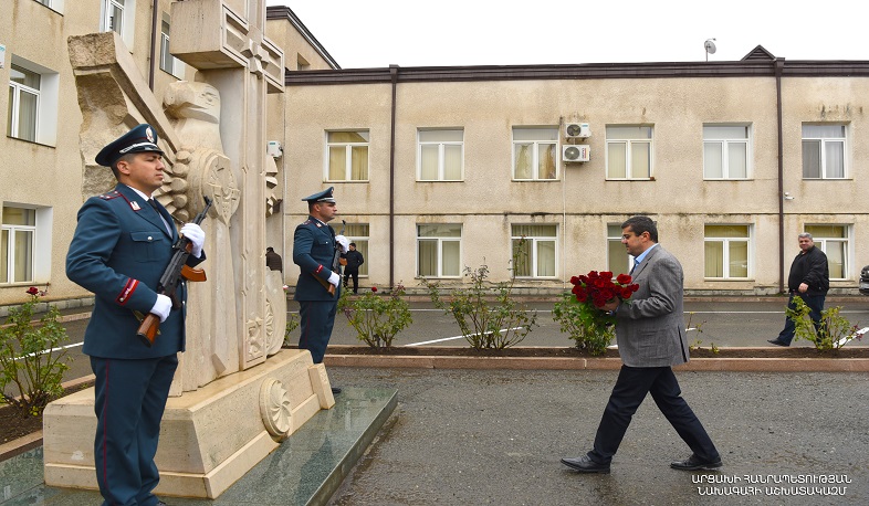 Արցախի նախագահը ծաղիկներ է դրել զոհված ոստիկանների հիշատակը հավերժացնող հուշակոթողին