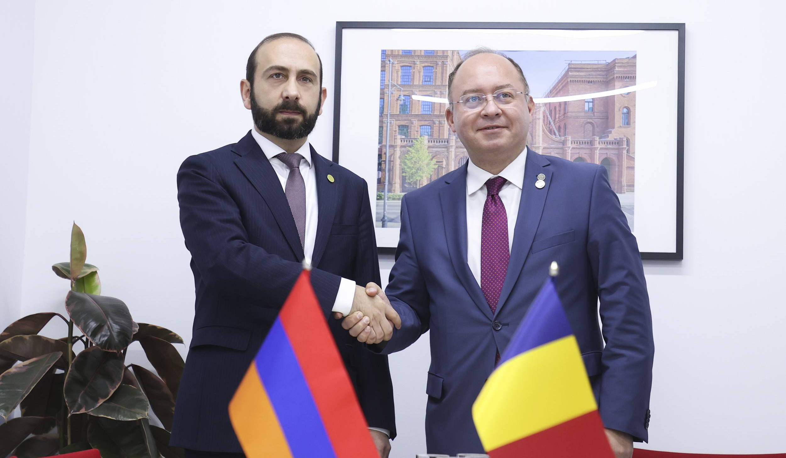 Министры иностранных дел Армении и Румынии обсудили деятельность наблюдательной миссии ЕС и работы миссии ОБСЕ по оценке потребностей