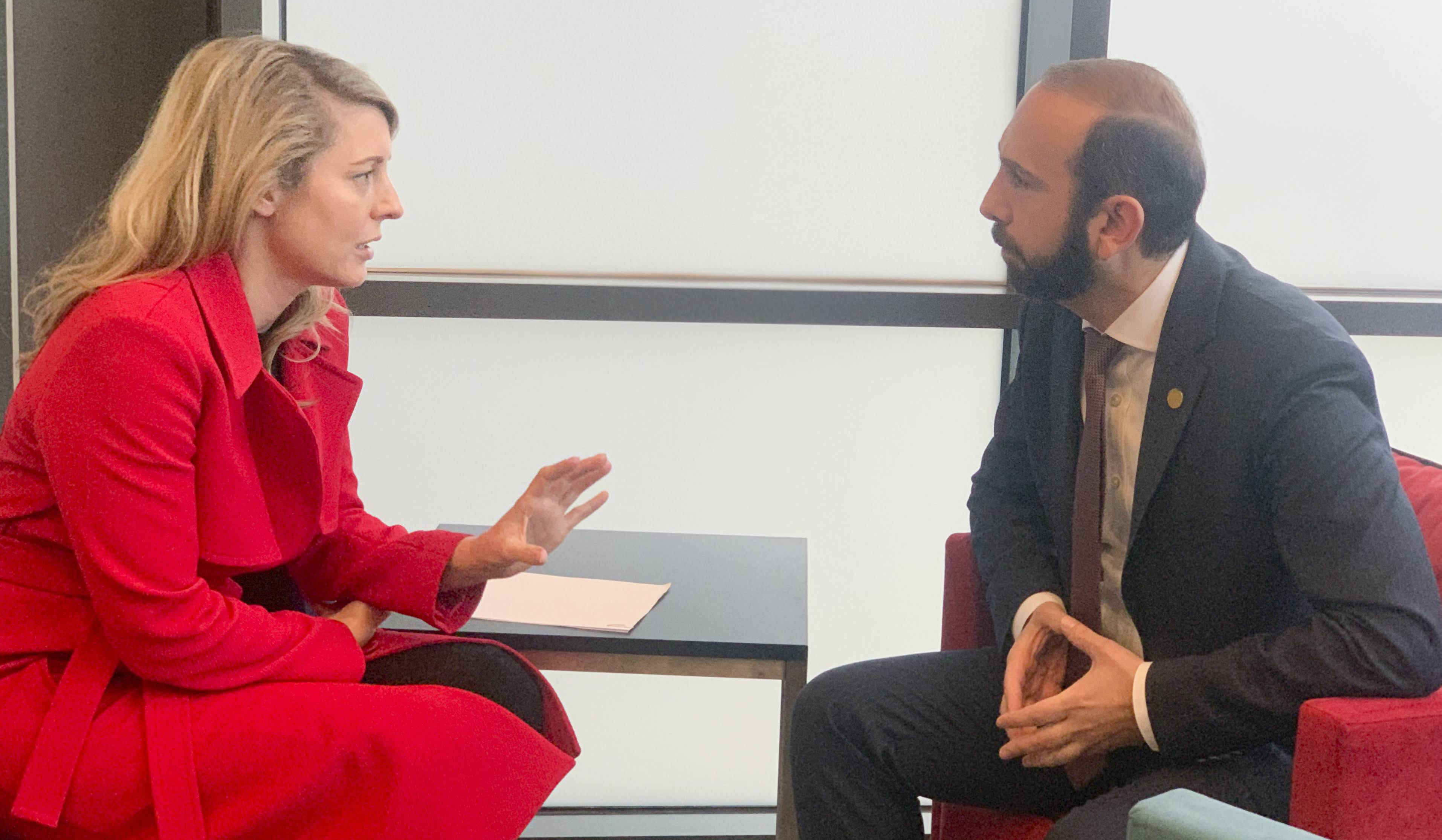 Мирзоян на встрече с главой МИД Канады подчеркнул важность вывода азербайджанских войск с суверенной территории Армении