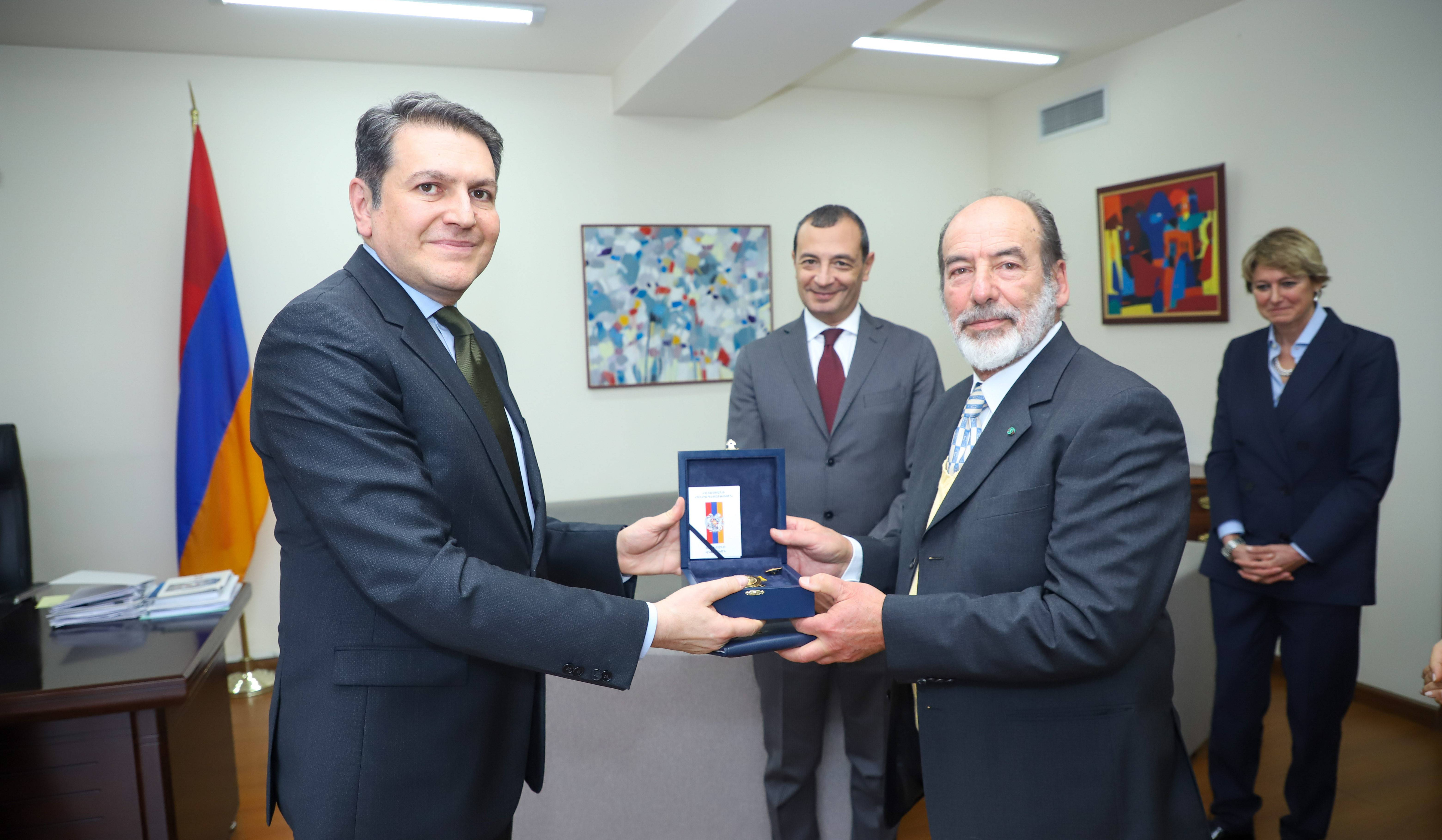 Замглавы МИД Армении вручил почетному консулу Италии в Гюмри орден «Дружбы»