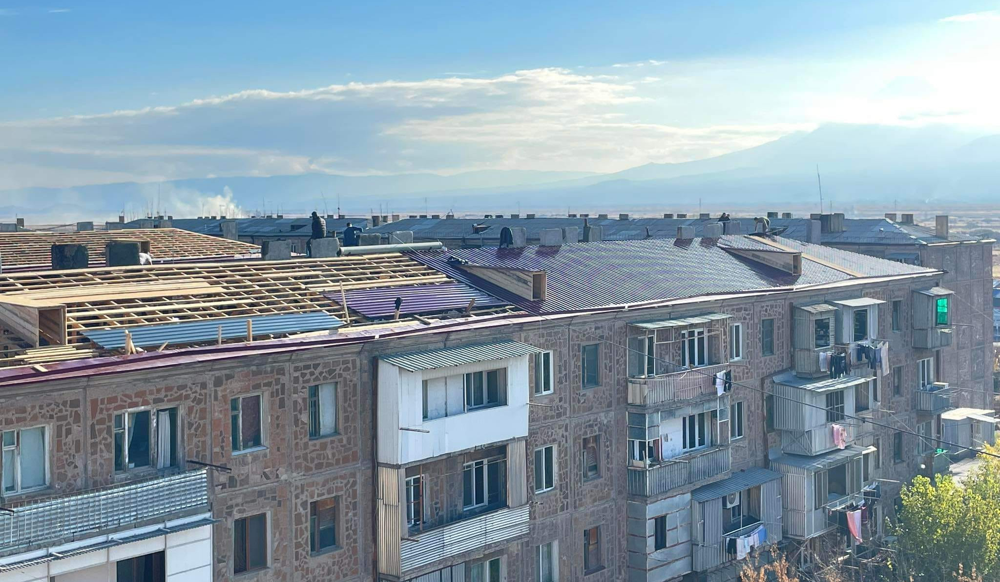 Արտաշատում հիմնանորոգվում են 21 բազմաբնակարան բնակելի շենքերի տանիքները