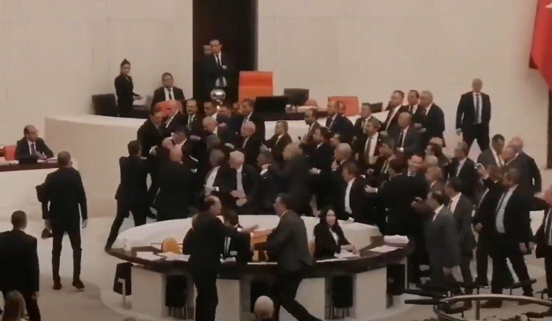 Турецкий депутат госпитализирован после драки в парламенте