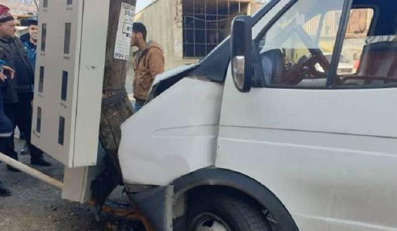 Փրկարարները բացել են երթուղայինի արգելափակված դուռը և դուրս բերել 14 ուղևորի