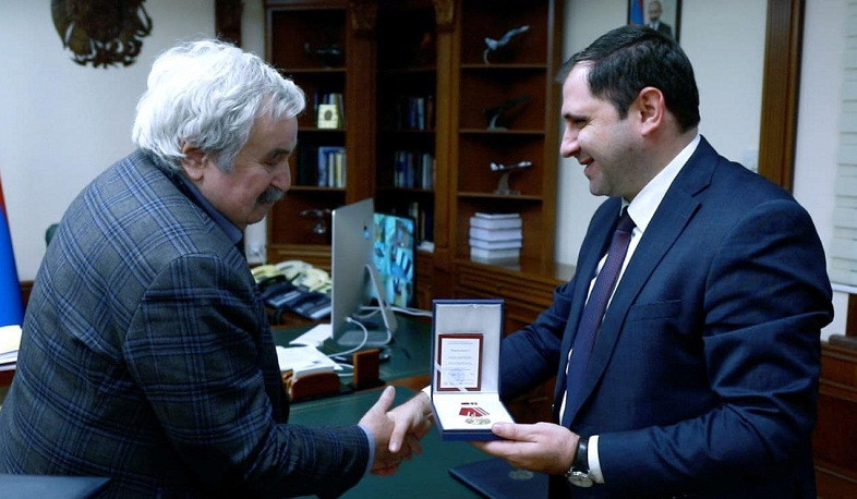 Սուրեն Պապիկյանը գերատեսչական մեդալով է պարգևատրել Հովհաննես Բաղրամյանի թոռանը