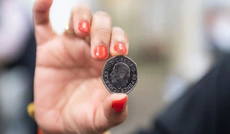 В Великобритании первая монета с изображением короля Карла III выпущена в обращение