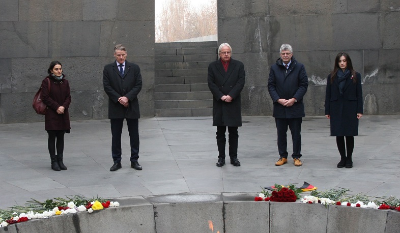 Գերմանիայի Բունդեսթագի պատգամավոր Քրիստիան Հաասեի գլխավորած պատվիրակությունը այցելել է Հայոց ցեղասպանության հուշահամալիր