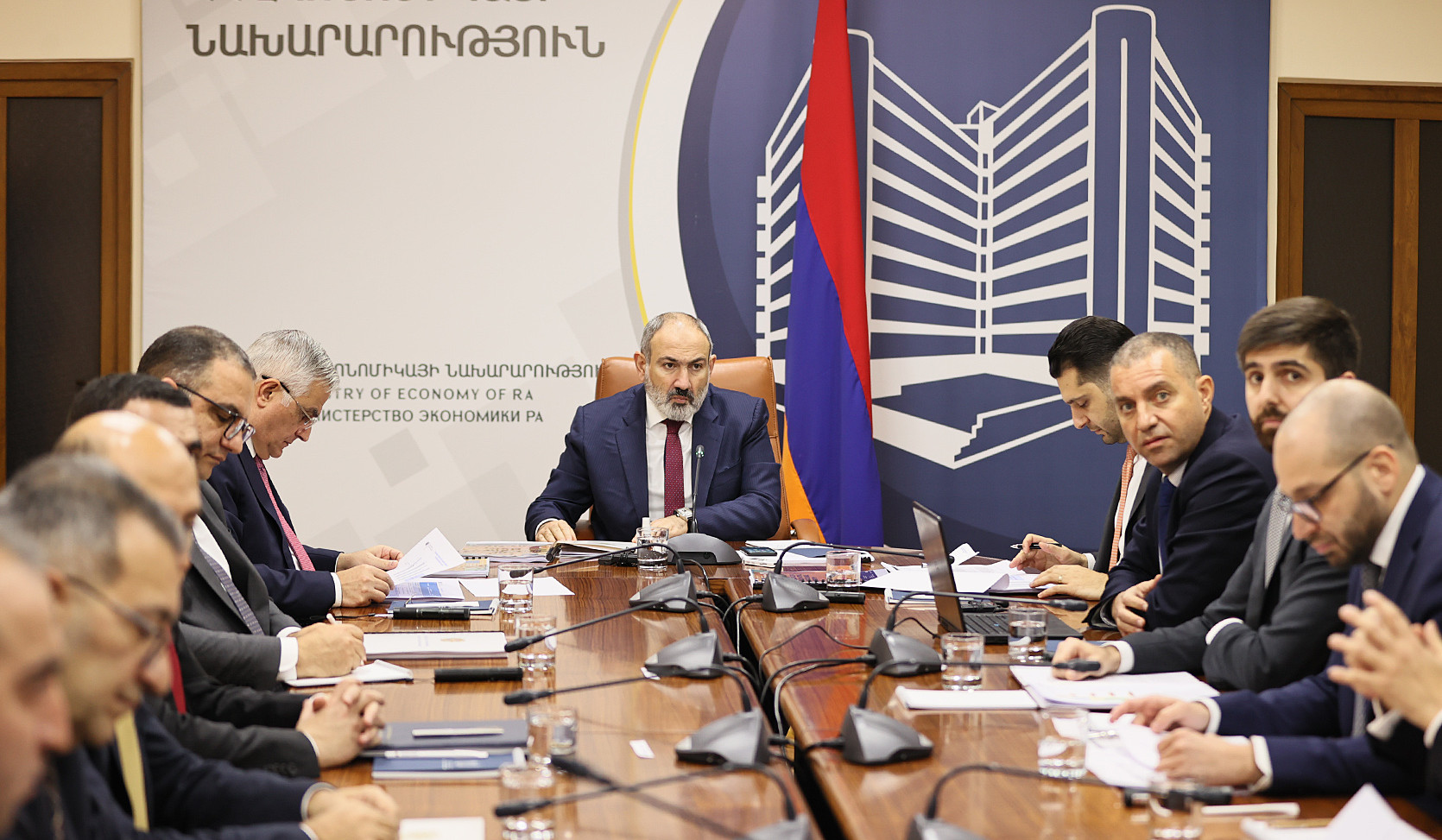 Կառավարությունը ուշադրության կենտրոնում կպահի ներդրումային ծրագրերի իրականացումը. ՀՀ վարչապետն այցելել է Էկոնոմիկայի նախարարություն