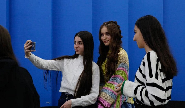 «Մանկական Եվրատեսիլը» դիտելու նպատակով Երևան եկած արցախցի երեխաները հանդիպել են «Յունիսեֆի» դեսպան Մալենային