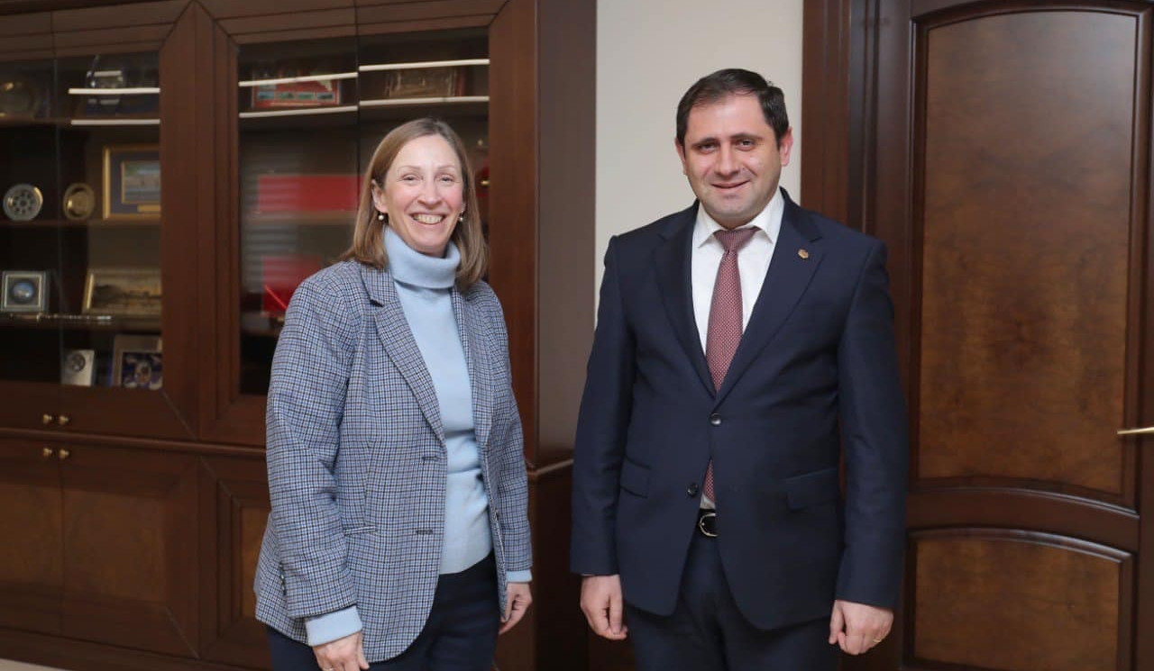 Сурен Папикян представил Лин Трейси закрытие Лачинского коридора