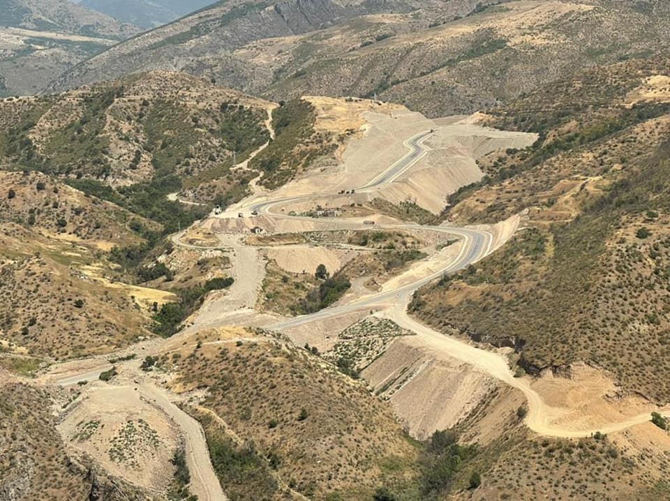 Artsaxı Ermənistana birləşdirən alternativ yol 2023-cü ilin may ayına kimi asfaltlanacaq: Sanosyan