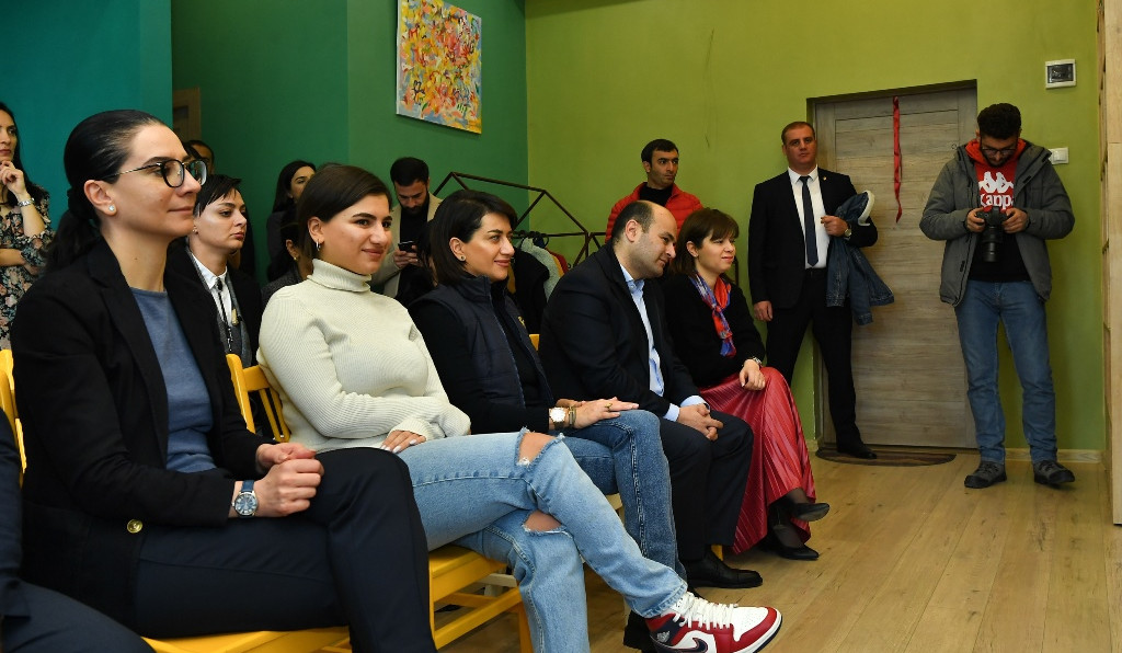 «Ճախրուկները» հանդես են գալիս աշուղական երգերով. ՀՀ վարչապետի տիկինը դստեր հետ այցելել է Խարբերդի մասնագիտացված մանկատուն