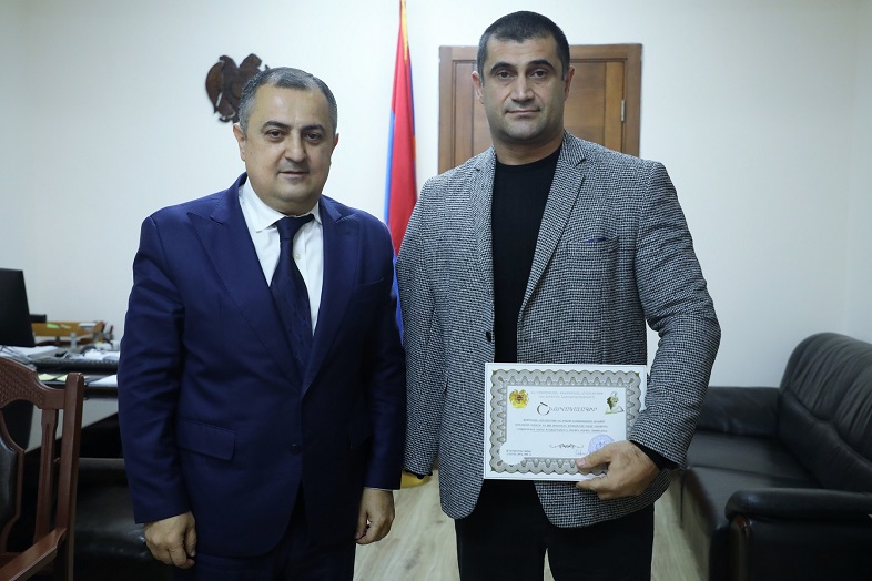 Կարեն Գիլոյանը Սարգիս Ստեփանյանին ու Աշոտ Ադամյանին պարգևատրել է շնորհակալագրերով