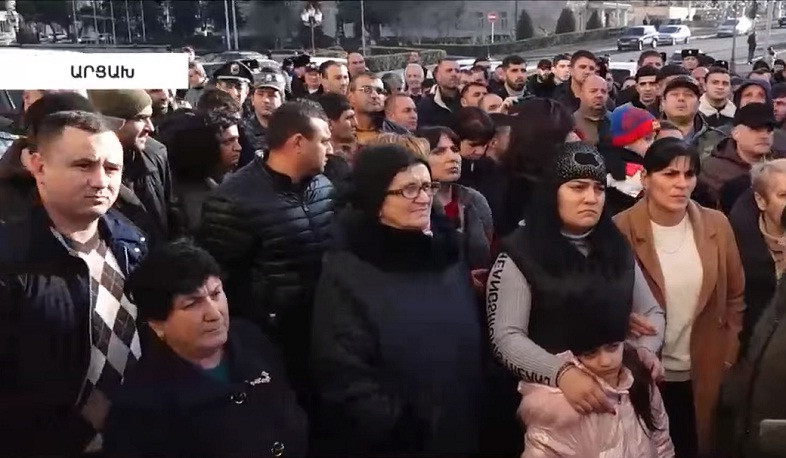 Արցախցի ցուցարարները գիշերը մնացել են Ստեփանակերտի օդանավակայանի հարակից տարածքում