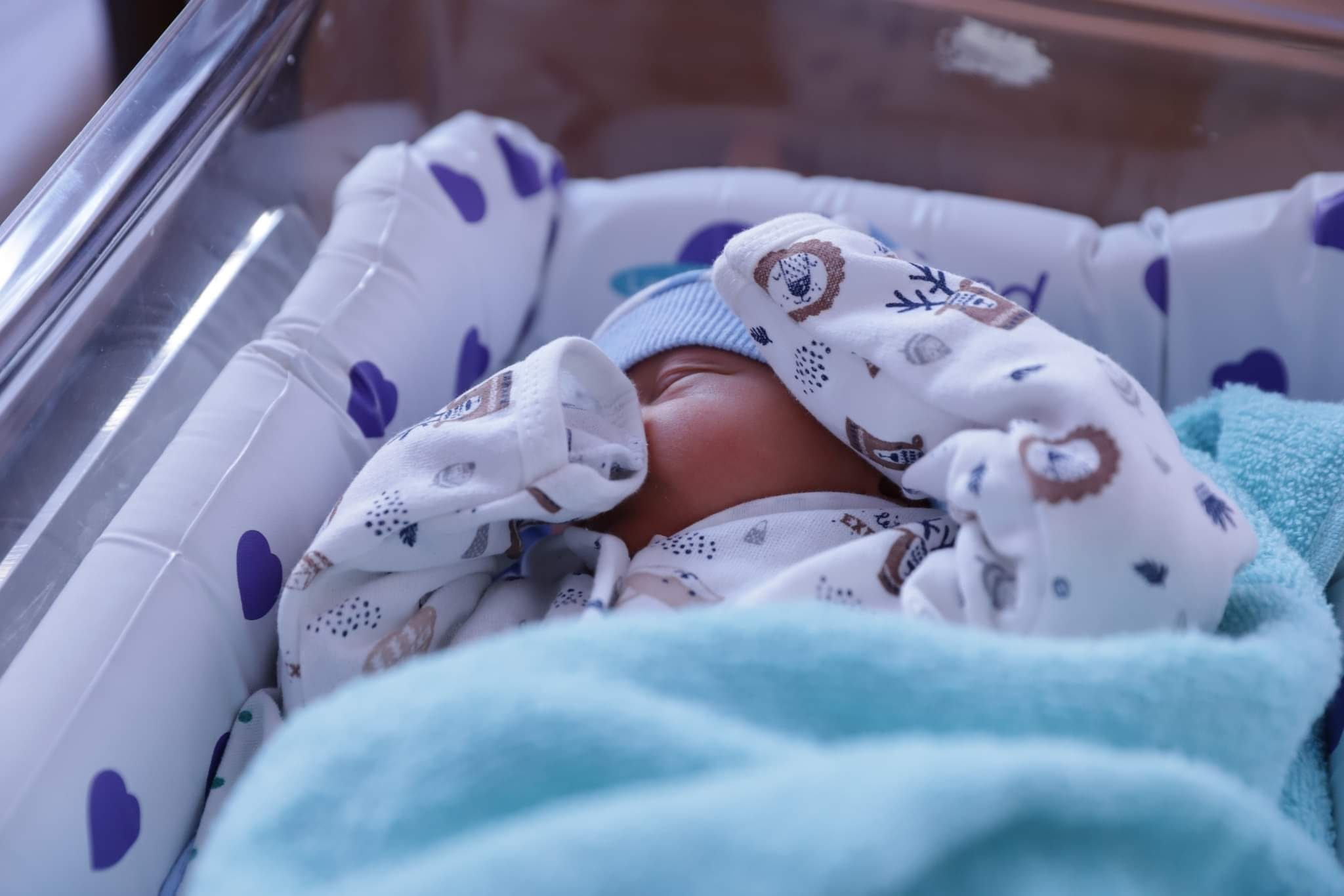 Таблица рождения детей по полу. Расчеты по знакам зодиака щачяиие. Бирка с роддома. У него рождение 8. Люди рожденные.