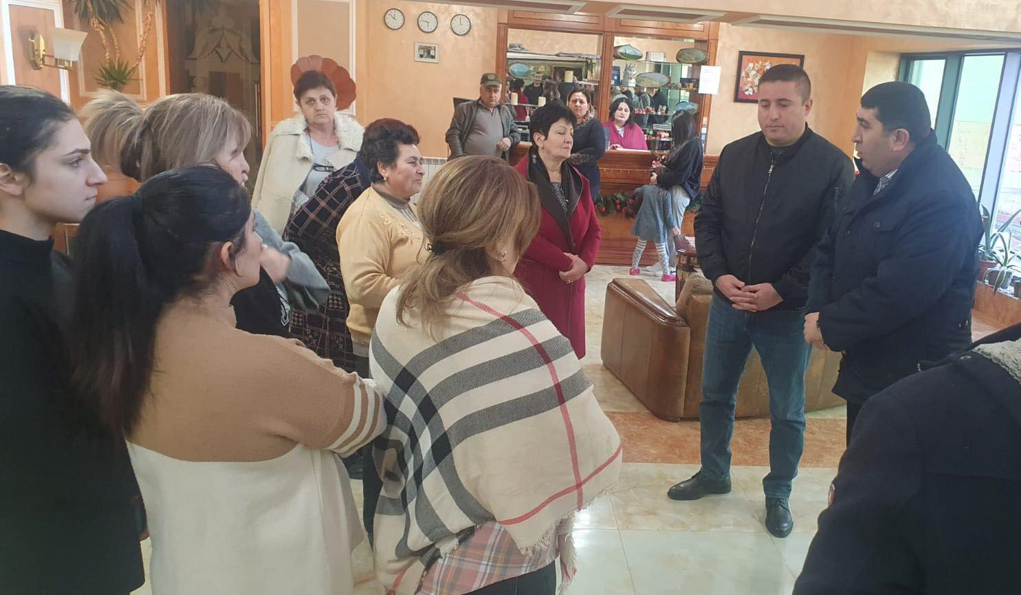 ՀՀ առողջապահության նախարարի տեղակալ Արմեն Նազարյանը հանդիպել է Գորիսի հյուրանոցներում գտնվող Արցախի բնակիչների հետ