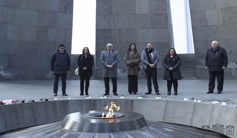 Ermənistan-Meksika dostluq qrupunun üzvləri Tsitsernakaberd memorial kompleksini ziyarət ediblər