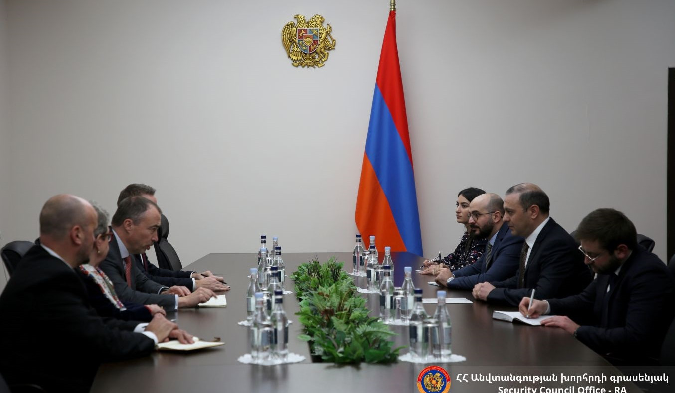 Армен Григорян и Тойво Клаар обсудили блокаду Лачинского коридора и возникший в результате гуманитарный кризис