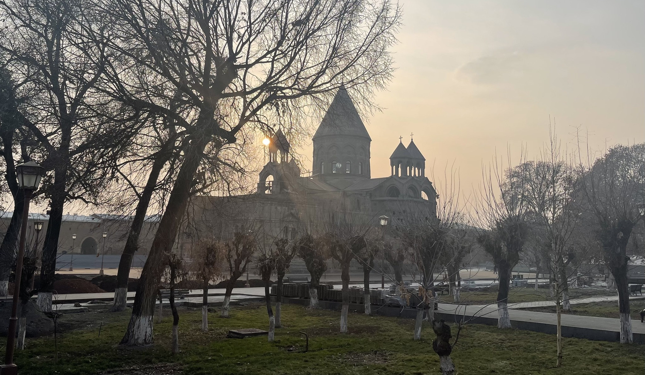 Bütün ermənilərin katolikosu İran prezidentinə başsağlığı məktubu göndə