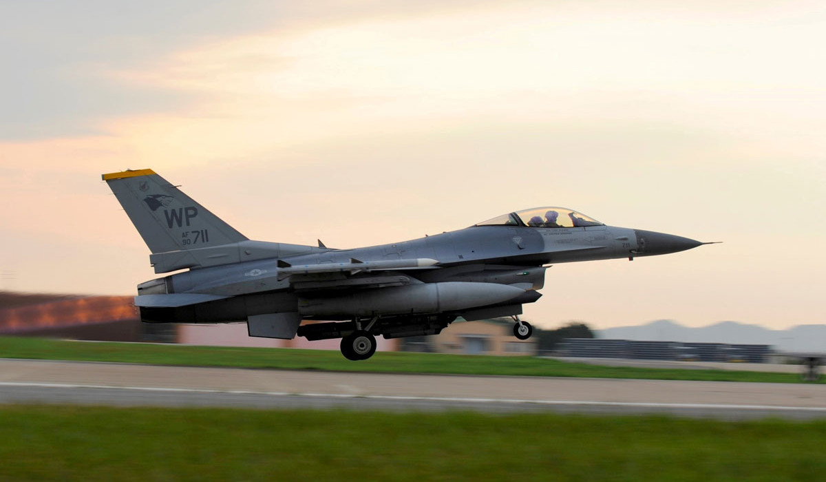 США не будут предоставлять Киеву истребители F-16: Байден