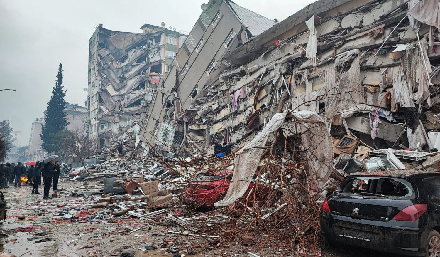 В результате землетрясения число жертв в Турции достигло 3703 человек, в Сирии — 1712 человек