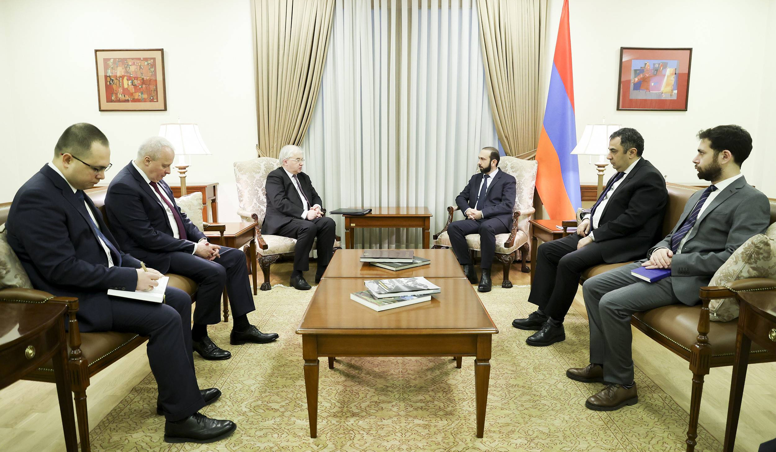 Мирзоян и Ховаев обменялись мнениями о последних развитиях в процессе урегулирования отношений между Арменией и Азербайджаном