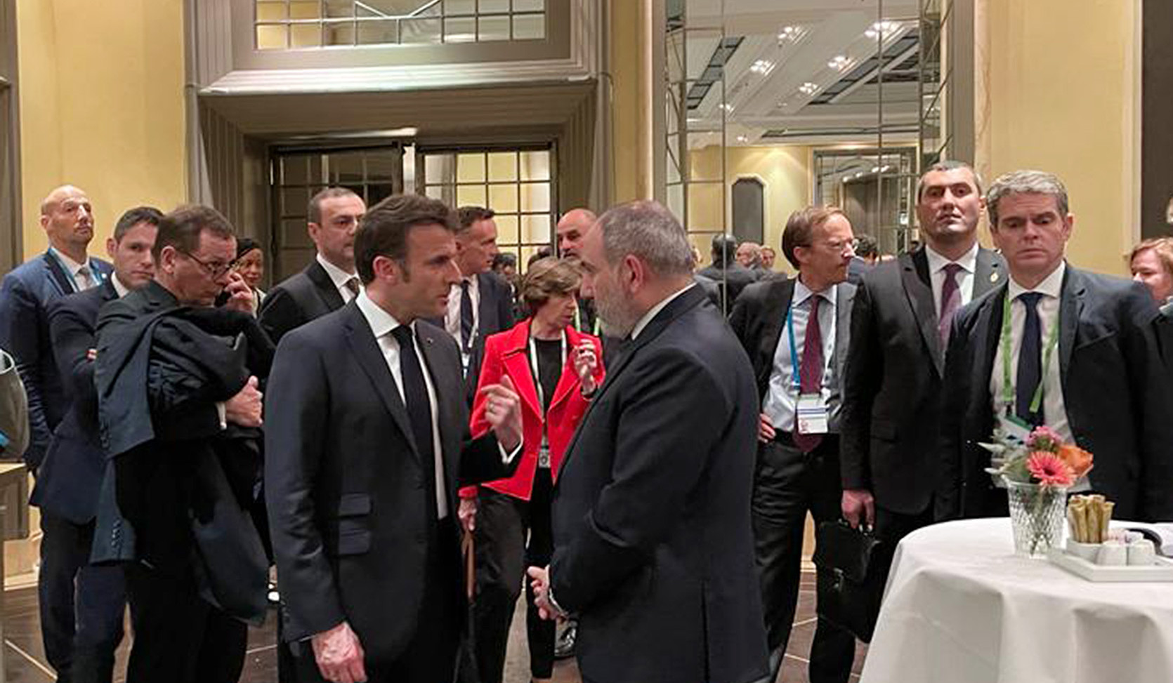 Премьер-министр Пашинян провел короткую встречу с Эммануэлем Макроном