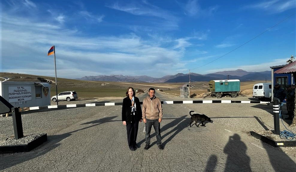 Посол США в Армении посетила начальный участок Лачинского коридора