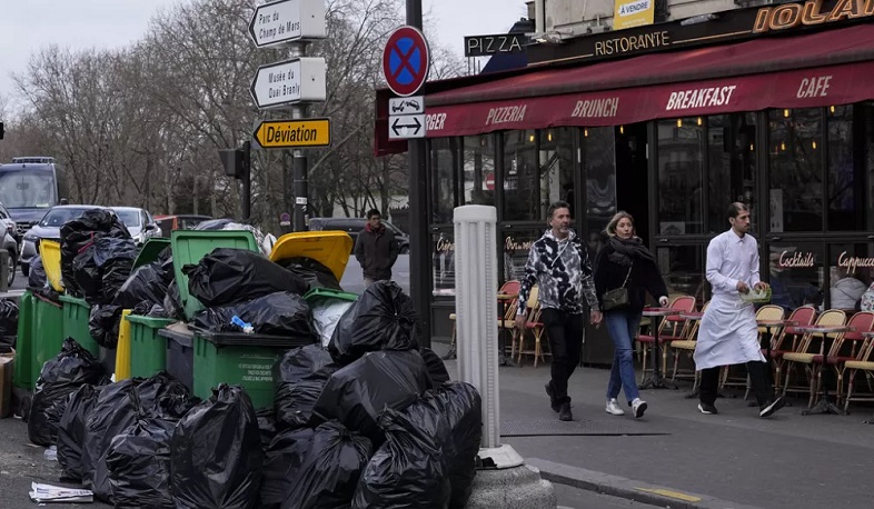 Париж завален мусором из-за забастовки сборщиков мусора