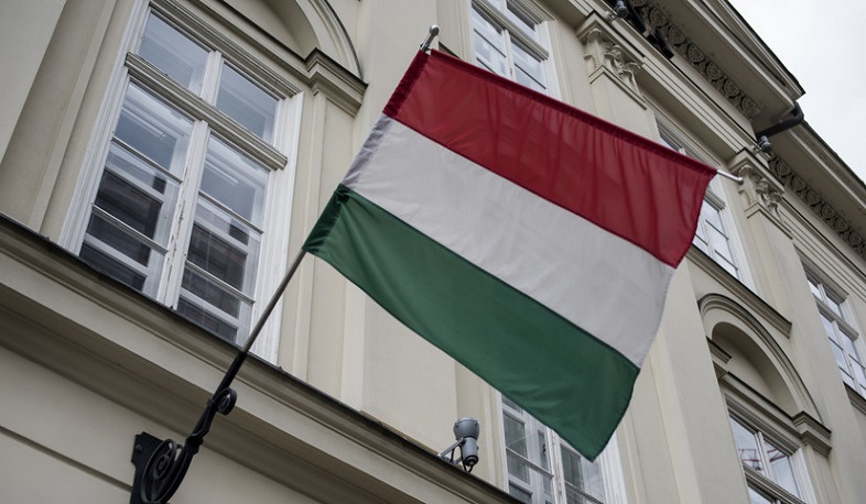 Глава Минобороны Венгрии считает, что Украина не может решить свою судьбу без других стран