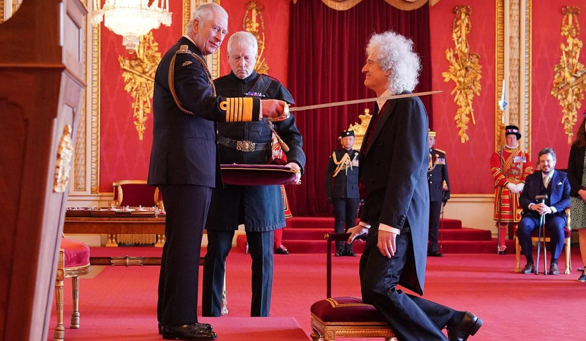 Гитарист группы Queen Брайан Мэй посвящен в рыцари Карлом III в Букингемском дворце