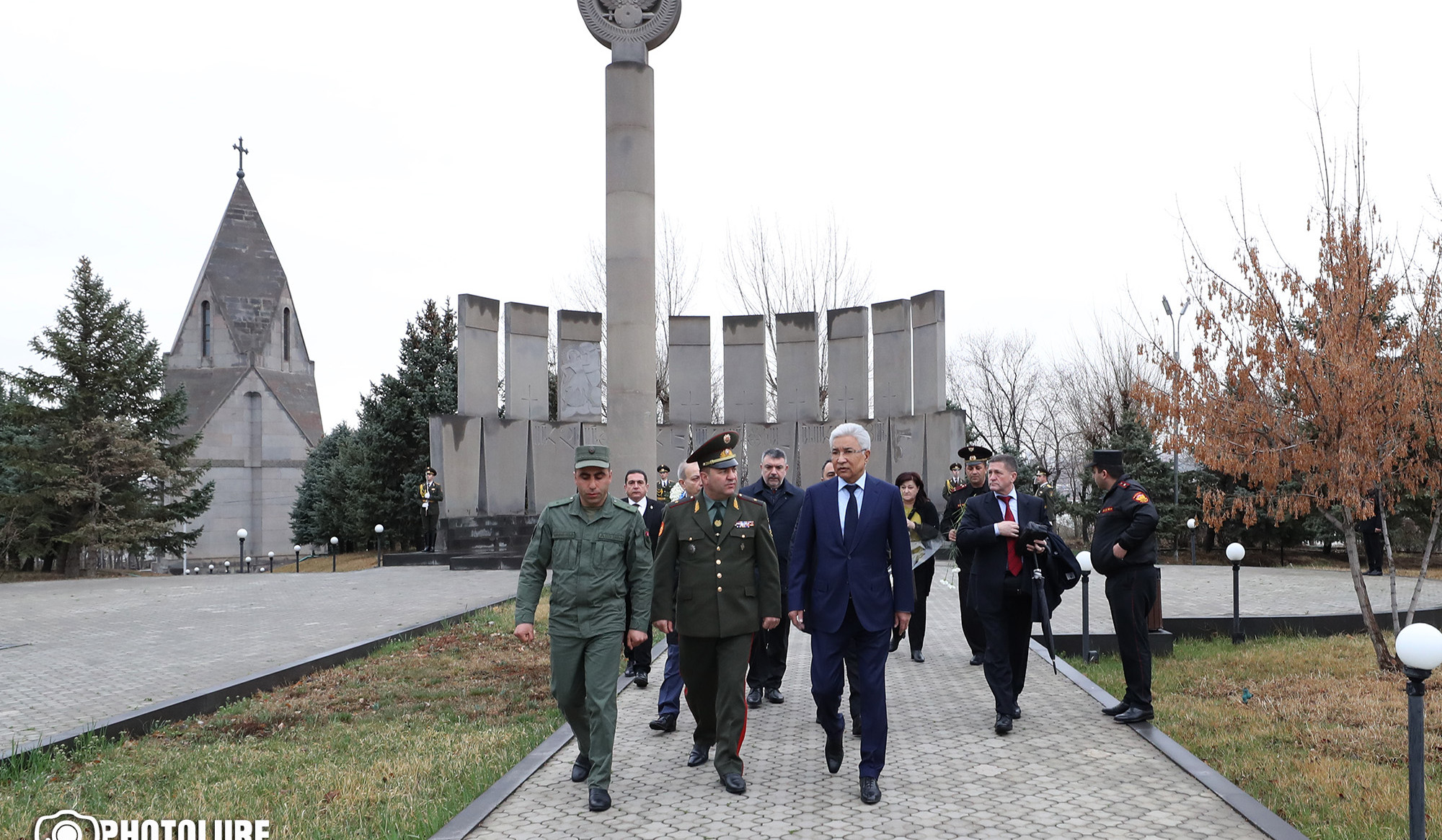 Генсек ОДКБ посетил военный пантеон «Ераблур» в Ереване