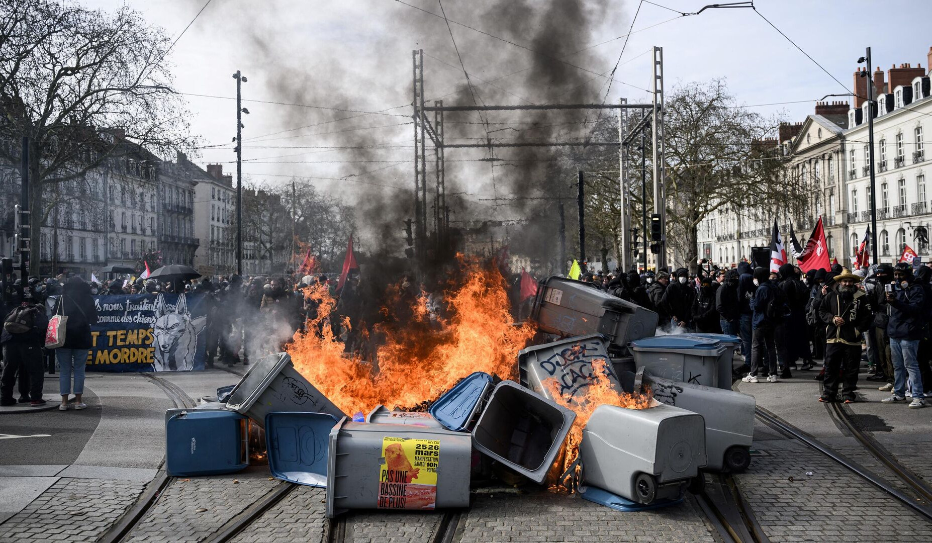 В Париже начались стычки между правоохранителями и противниками пенсионной реформы