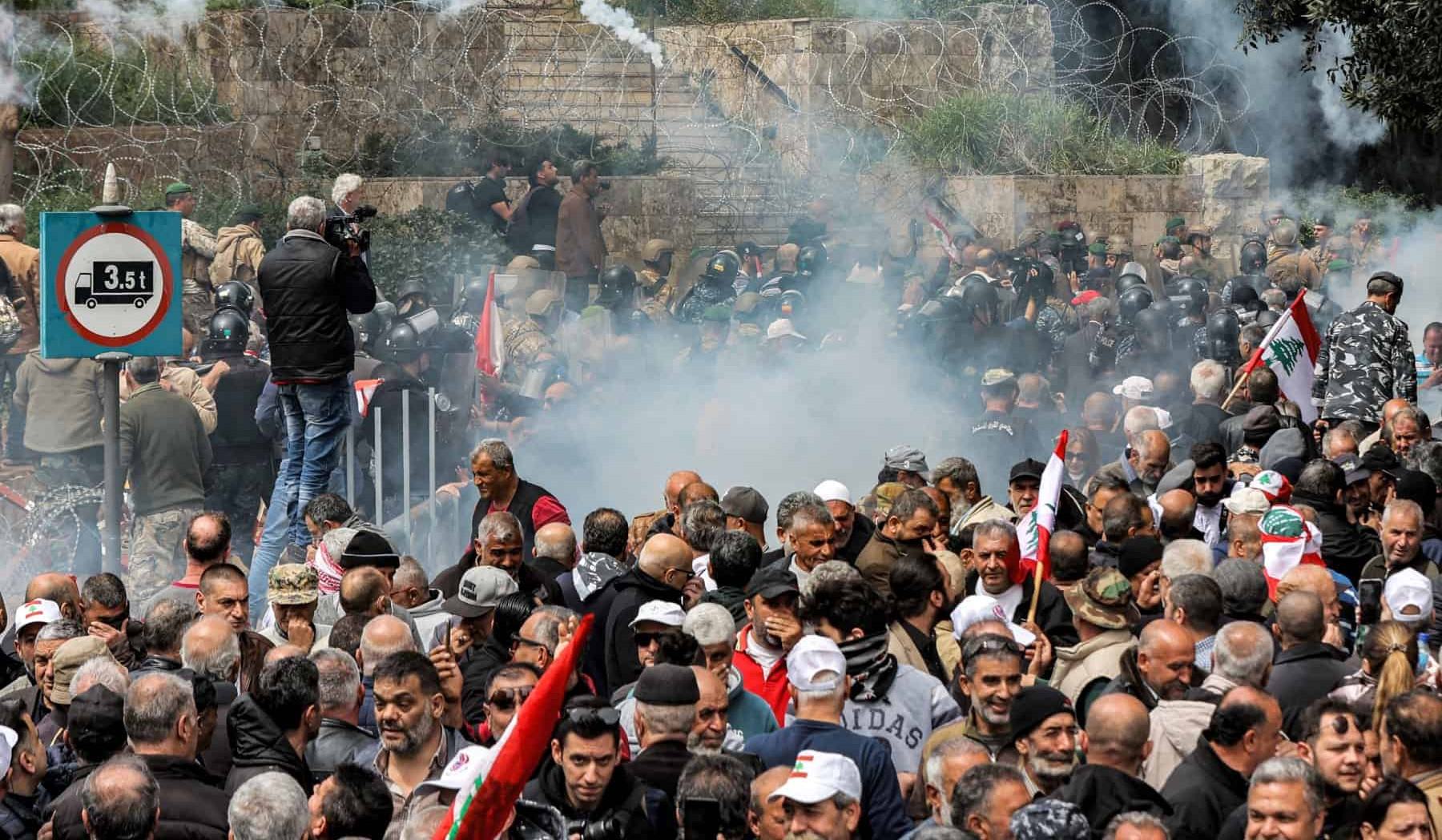 Демонстранты в центре Бейрута попытались захватить правительственный дворец