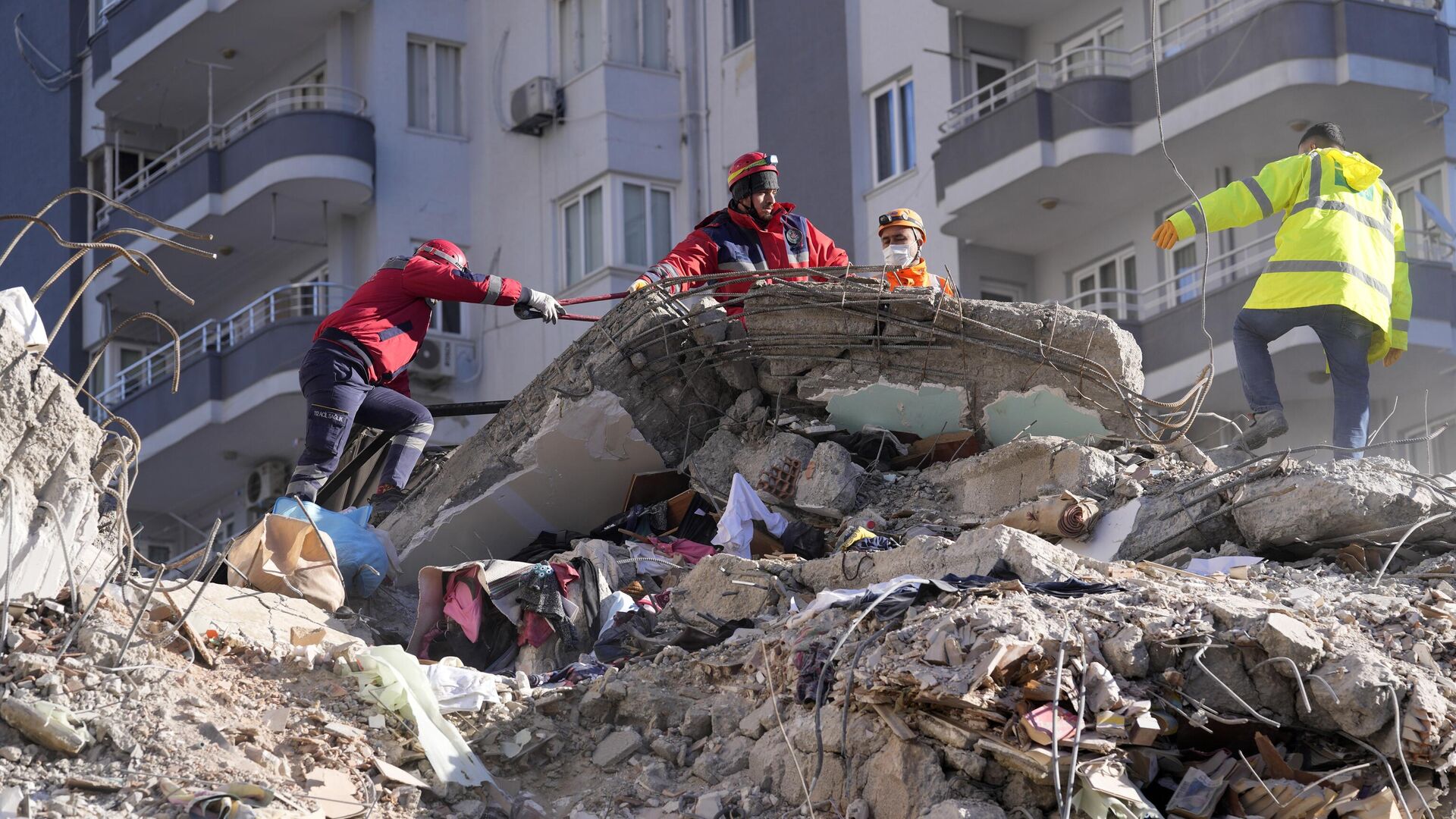 Investigasi telah diluncurkan di Turki terhadap lebih dari 1300 orang yang diduga runtuh bangunan akibat gempa.  Erdoğan